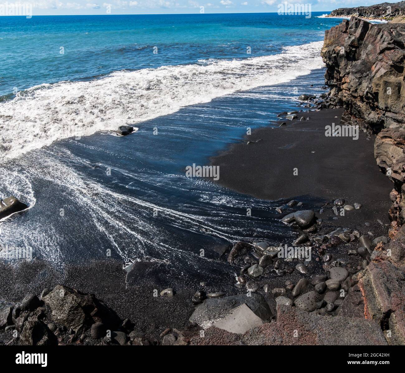 Meeresklippen, die von den jüngsten Lava-Flüssen am Kaimu Black Sand Beach, Hawaii Island, Hawaii, USA, gebildet wurden Stockfoto