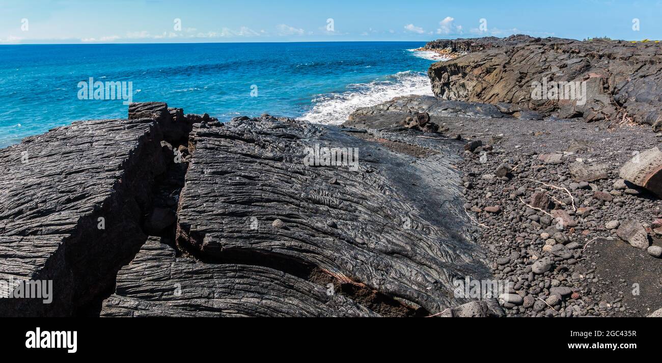 Meeresklippen, die von den jüngsten Lava-Flüssen am Kaimu Black Sand Beach, Hawaii Island, Hawaii, USA, gebildet wurden Stockfoto