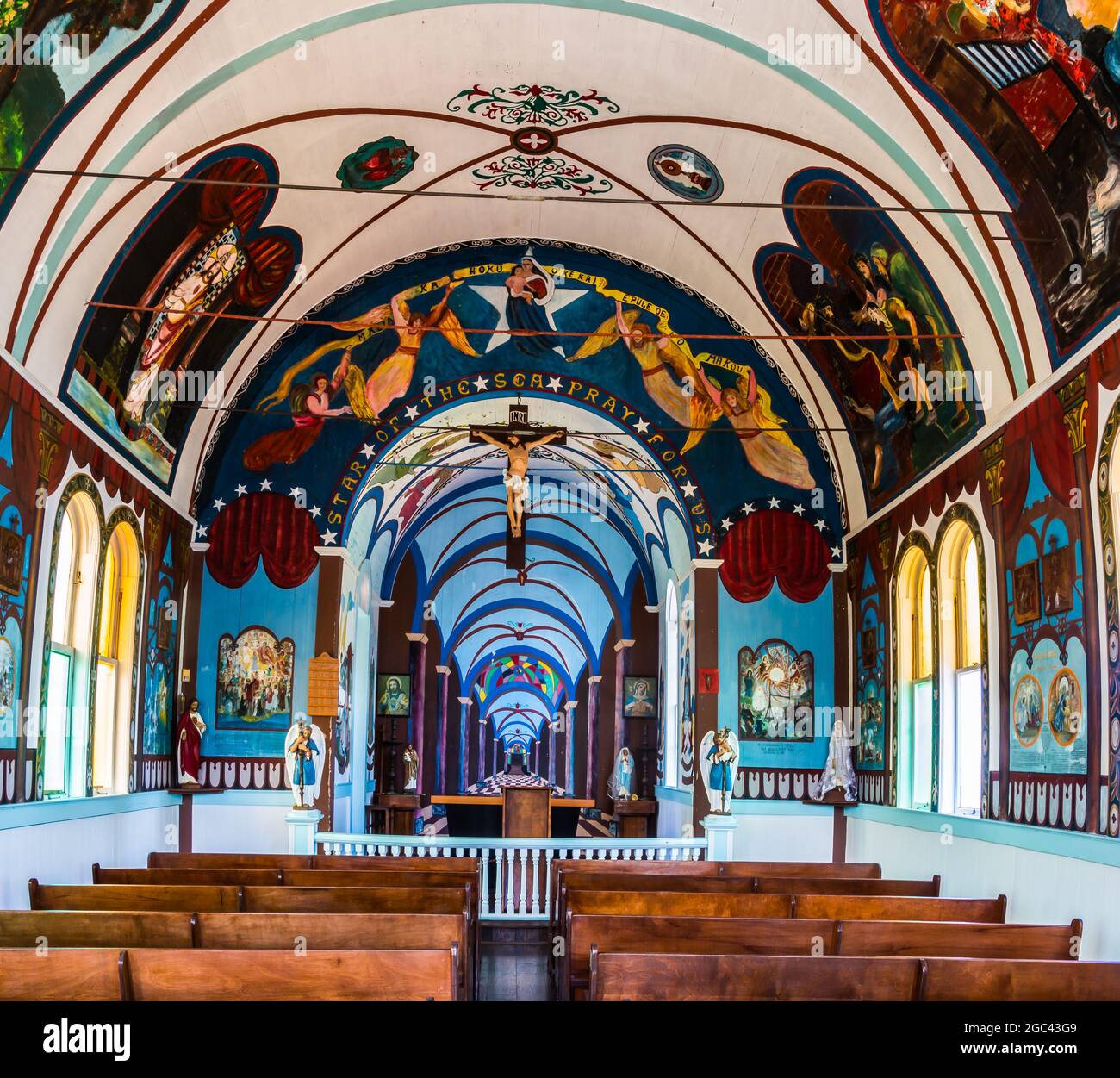 Altar und Innenraum der Star of the Sea Painted Church (1927-28), Kalapana, Hawaii Island, Hawaii, USA Stockfoto