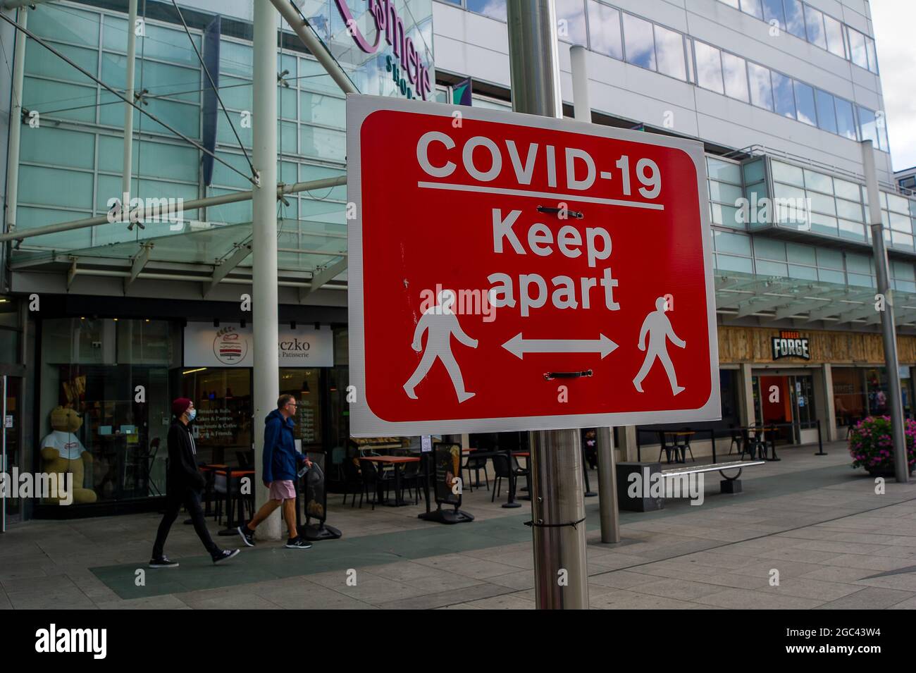 Slough, berkshire, Großbritannien. August 2021. Covid-19 Keep Apart-Schilder bleiben in der Nähe von Slough. Quelle: Maureen McLean/Alamy Live News Stockfoto