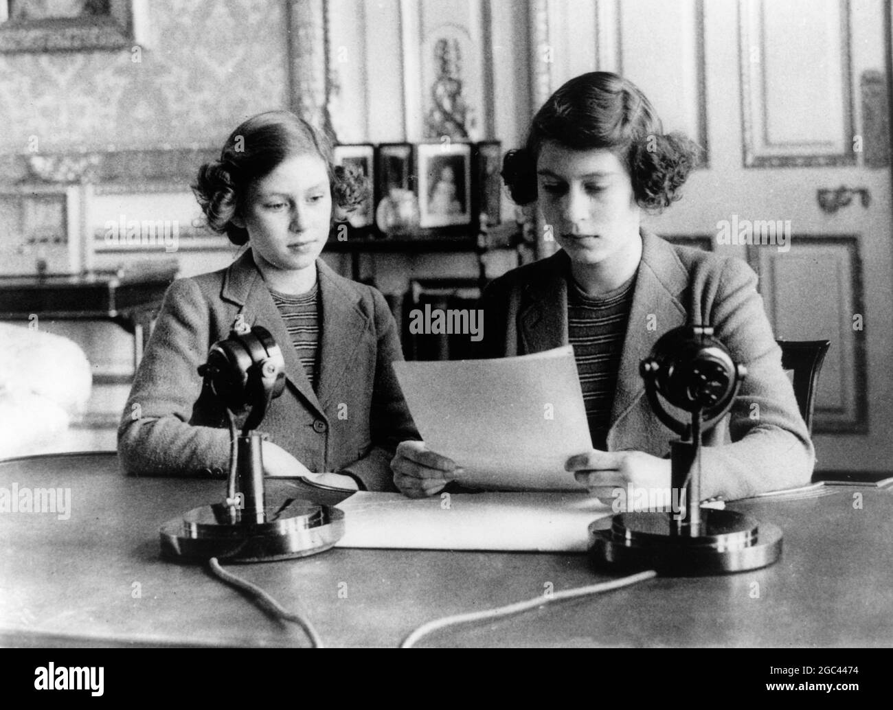 Prinzessin Elizabeth nahm ihre erste Sendung aus Windsor auf, die während der Children's Hour für BBC Radio ausgestrahlt wurde. Prinzessin Margaret sitzt neben ihr auf der linken Seite. 13. Oktober 1940 Stockfoto