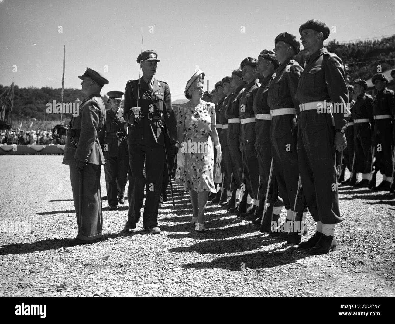 Royal Tour of South Africa Prinzessin Elizabeth eröffnet neues südafrikanisches Gravierdock Prinzessin Elizabeth führte ihr erstes öffentliches Engagement auf ihrer eigenen Tour durch Südafrika durch die Royal Family durch, als sie das neue Gravierdock der Prinzessin Elizabeth für Schiffe bis zu 17,000 Tonnen eröffnete Der Buffalo River im Osten Londons, indem er eine Signalflagge bricht, die die südafrikanische Seestreitkräfte zum Betreten des Anlegekacks ermächtigt. Foto zeigt: Prinzessin Elizabeth inspiziert eine Ehrenwache der Eisenbahn- und Hafenbrigade 12. März 1947 Stockfoto