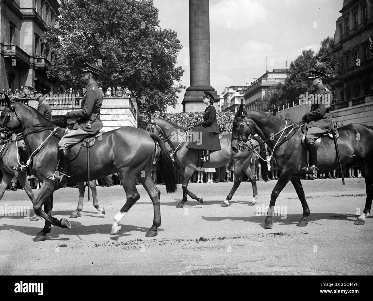 König führt königliche Prozession nach Trooping Fotoausstellungen: Der König, Prinzessin Elizabeth und der Herzog von Gloucester führten die Prozession zwischen großen Menschenmengen an, als sie sich der Horse Guards Parade zur Trooping the Color Zeremonie näherten, nachdem sie vom Buckingham Palace aus am 12. Juni 1947 gefahren waren Stockfoto