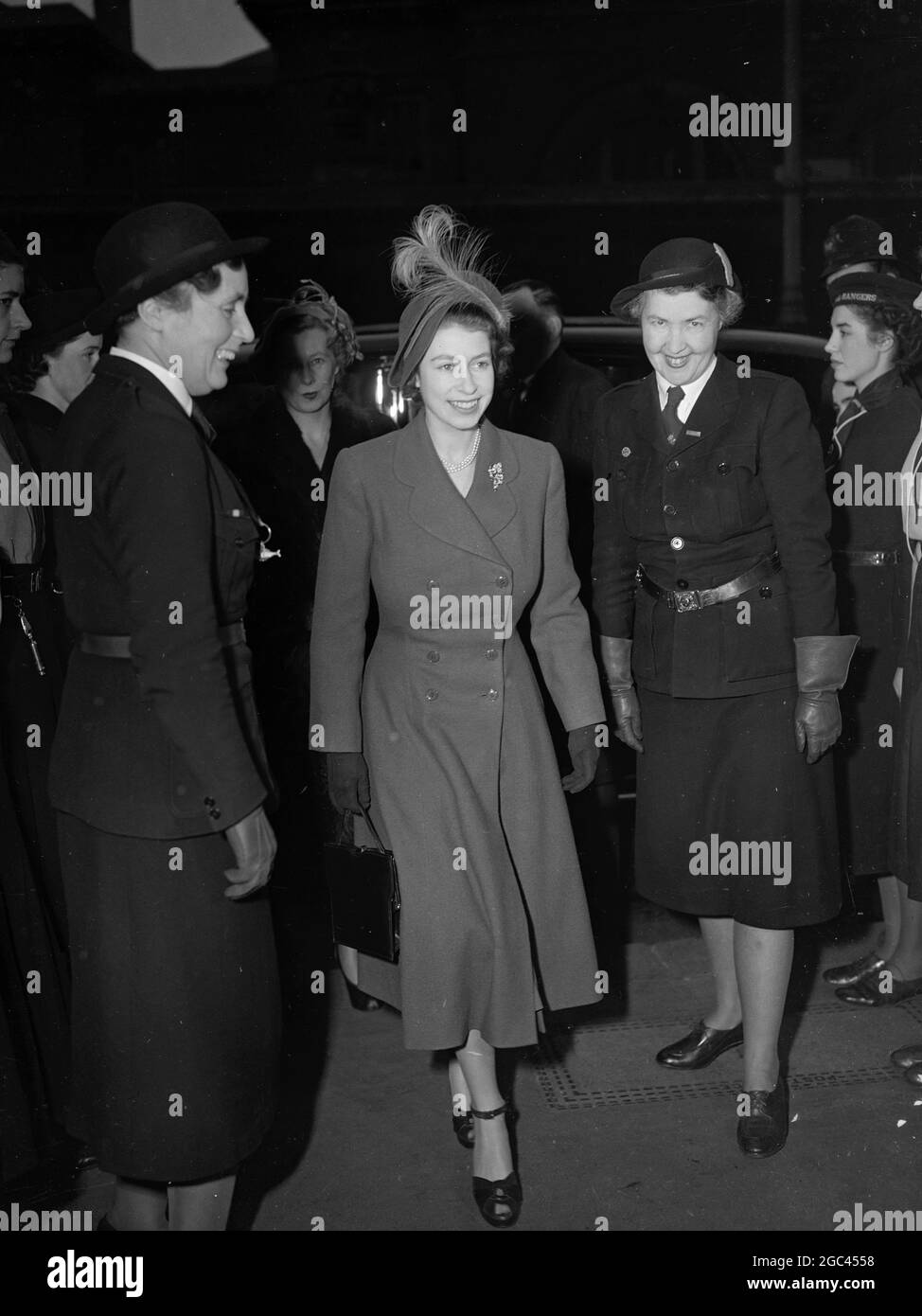 ANLASS ZUM LÄCHELN 29. Januar 1950 Smiles grüßen Prinzessin Elizabeth, als sie als Chefrangerin des Britischen Imperium heute Nachmittag (Sonntag) zur County Ranger Advisers Conference am Girl Guide Headquarter in der Buckingham Palace Road ankommt. Die Prinzessin, die ihren ersten offiziellen Besuch im Hauptquartier machte, als Chief Ranger eine Rede über die Herausforderung unserer Zeit hielt. Die zweijährlich stattfindende Konferenz ist für Ranger Advisers aus allen Grafschaften Großbritanniens bestimmt, die sich auf die Ausbildung der 15-21-Jährigen - der Rangers of the Girl Guides Association - spezialisiert haben. Stockfoto