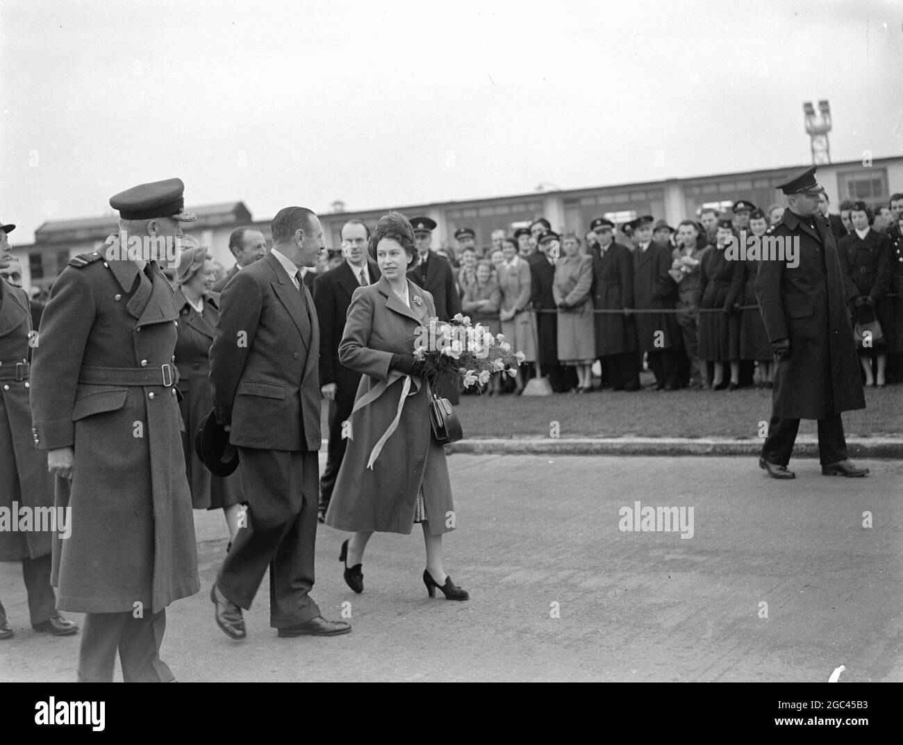 PRINZESSIN ELIZABETH FLIEGT NACH MALTA28.März 1950 Prinzessin Elizabeth verließ den Flughafen London heute (Dienstag) in einem Wikingerflugzeug des Kings Flight nach Malta, wo sie sich ihrem Mann, dem Herzog von Edinburgh, dem Ersten Leutnant von HMS Chequers, anschließen wird. Die Wetterbedingungen waren schlecht, und das Flugzeug der Prinzessin sollte über den Wolken fliegen. Bild zeigt: Prinzessin Elizabeth zu Fuß zum Flugzeug am Londoner Flughafen heute. Sie trägt einen Mantel aus salbeigrünem Tuch mit einem dazu passenden kleinen Hut. Stockfoto