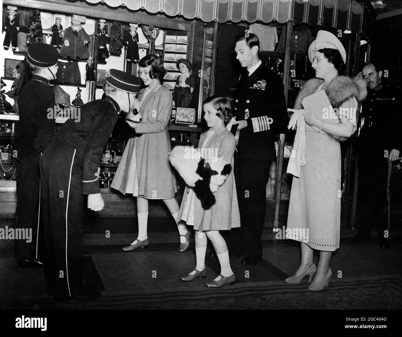 König Georg VI. Und Königin Elisabeth auf Kanada Tour 1939 . Der König und die Königin und die Prinzessinnen auf dem Linienschiff Express of Britain als einer der Page-Boys verneigen sich, nachdem sie riesige Pandas präsentiert hatten, die von der Crew Prinzessin Margaret gezeichnet worden waren. Stockfoto