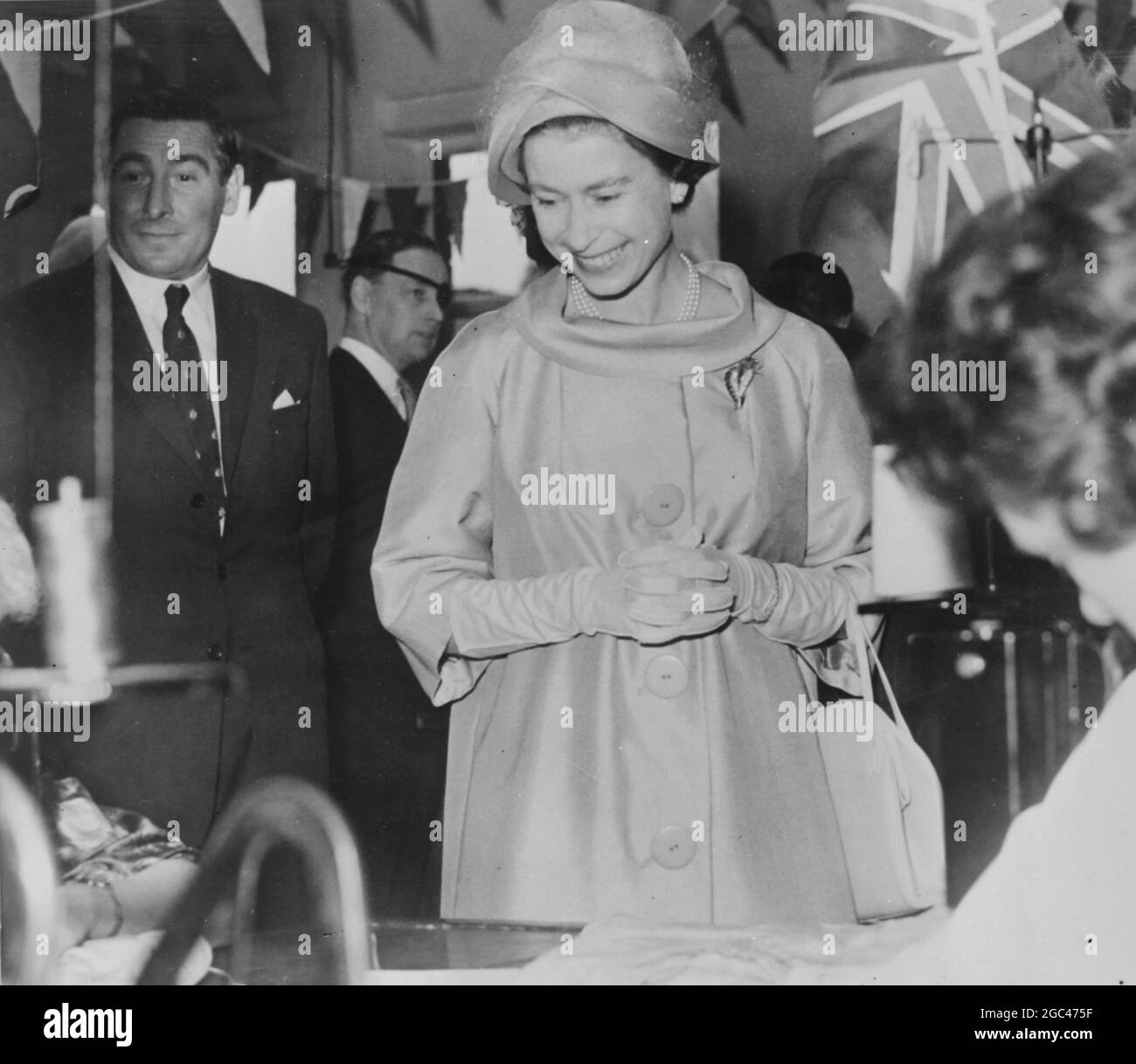 QUEEN ELIZABETH II EWARTS-ARBEITER IM LEINENLAGER BELFAST 9. AUGUST 1961 Stockfoto