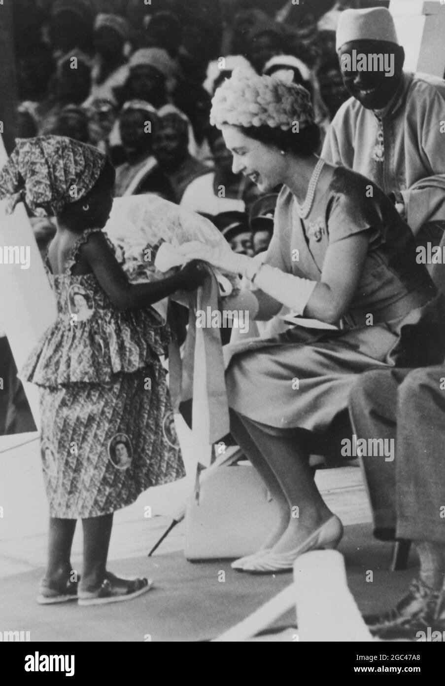 KÖNIGIN ELIZABETH II. ERHÄLT STRAUSS VON EINEM KIND IN SIERRA LEONE 30. NOVEMBER 1961 Stockfoto
