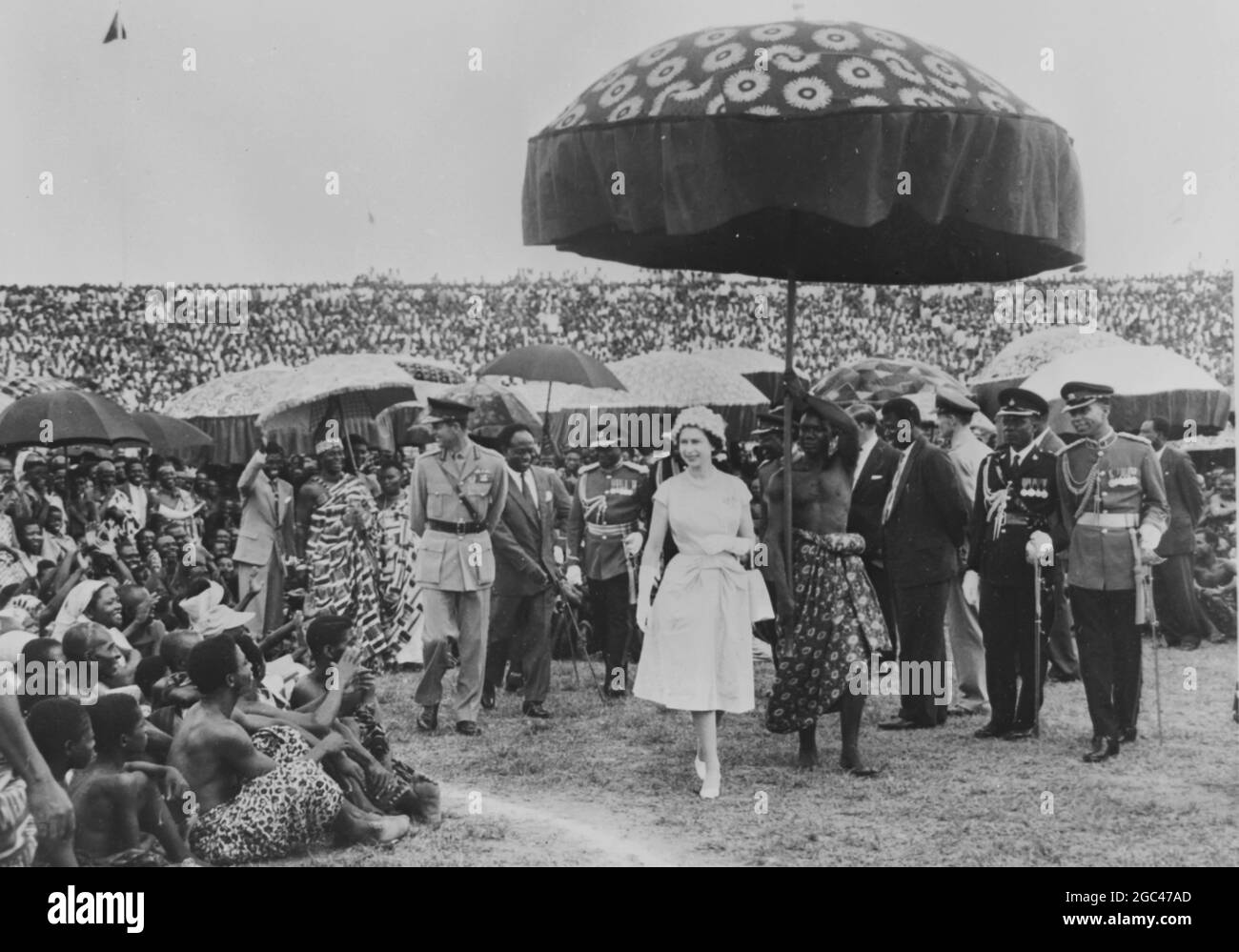 KÖNIGIN ELIZABETH II. APPLAUDIERT DEN CHEFS TAMALE IN GHANA 16. NOVEMBER 1961 Stockfoto