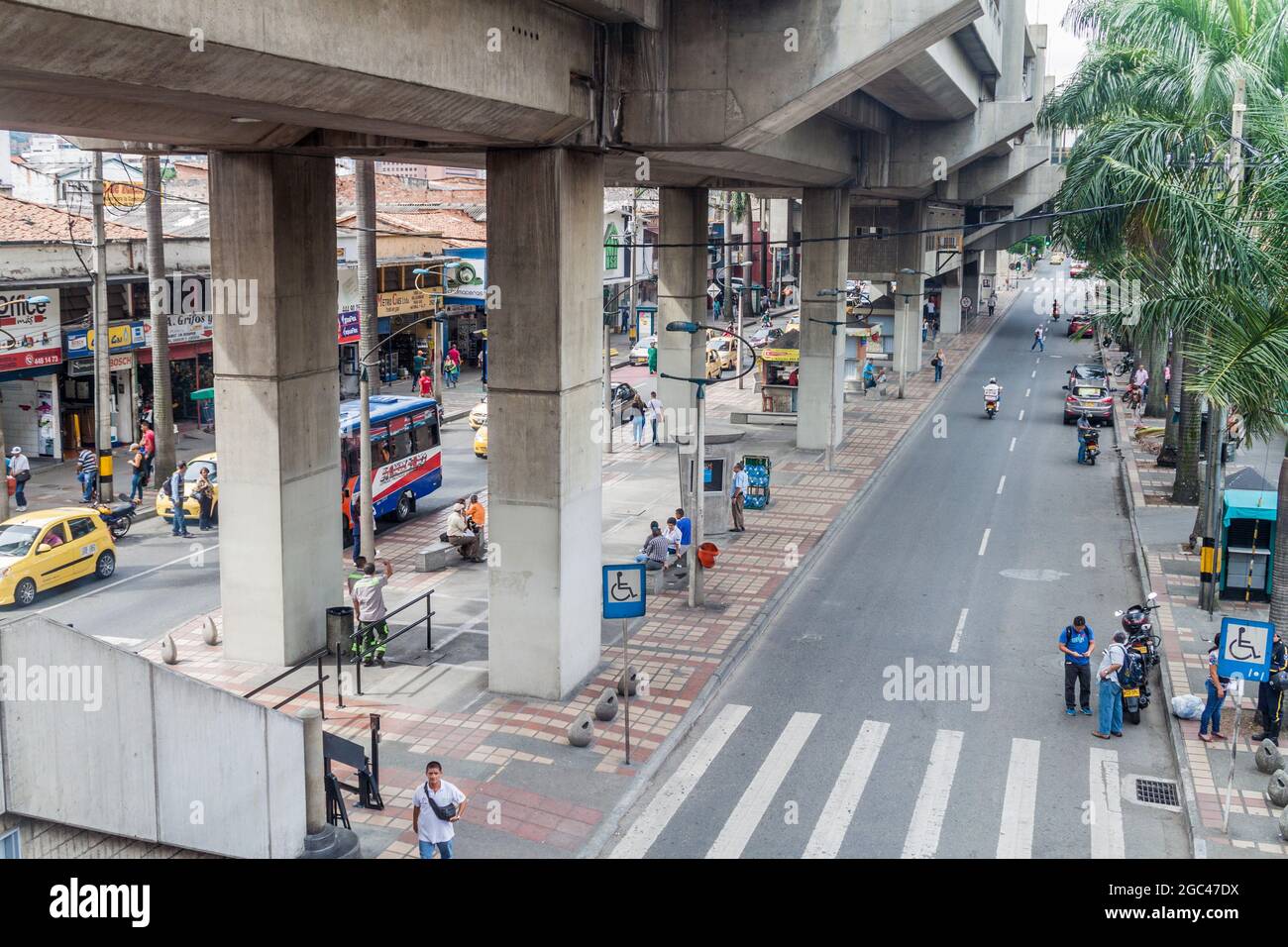 MEDELLIN, KOLUMBIEN - 1. SEPTEMBER: Blick auf den erhöhten Teil der Metro Medellin. Stockfoto