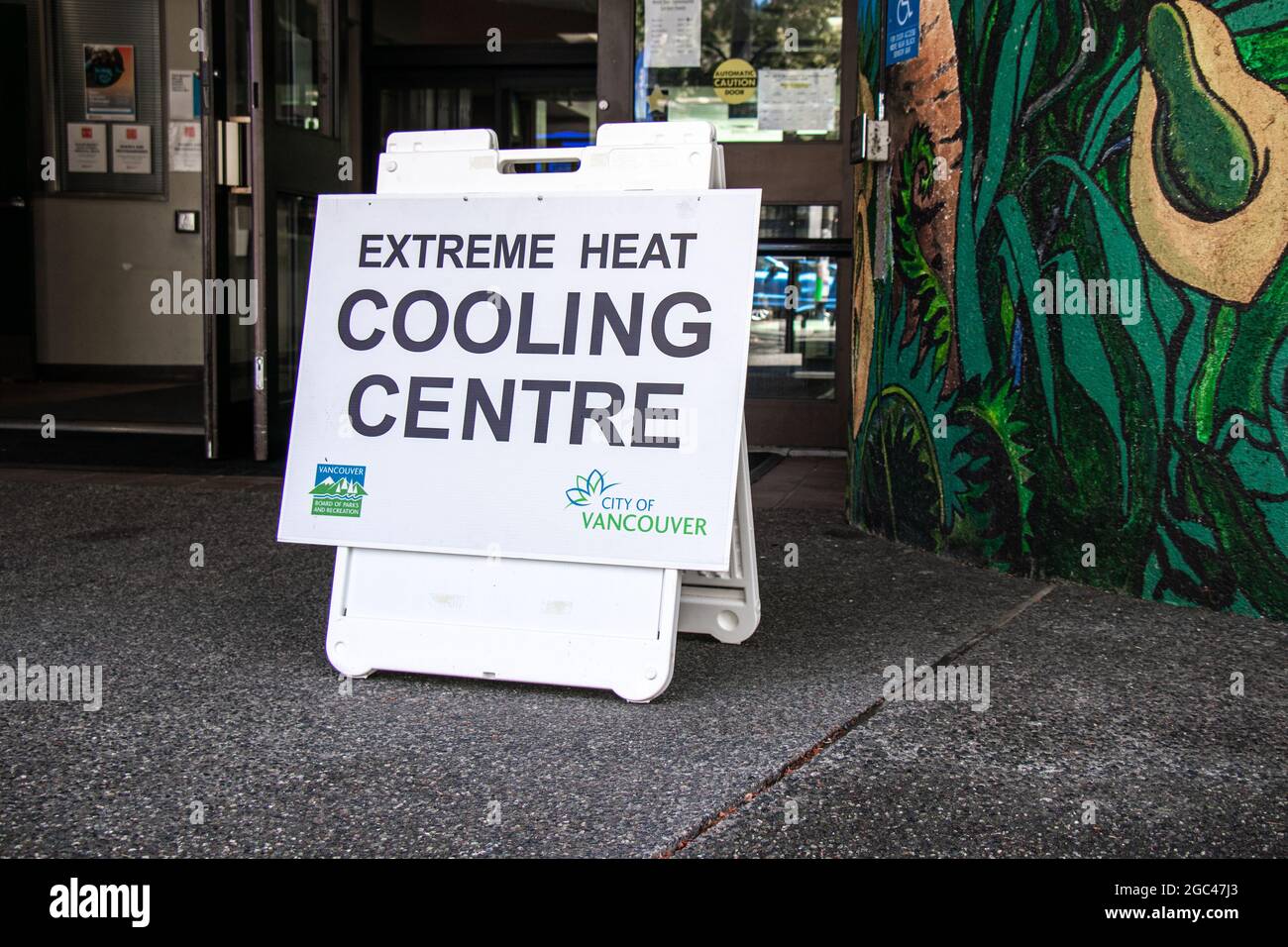 Vancouver, Kanada - 29,2021. Juli: Blick auf das Schild Extreme Heat Cooling Centre am Eingang des Denman Community Centre Stockfoto