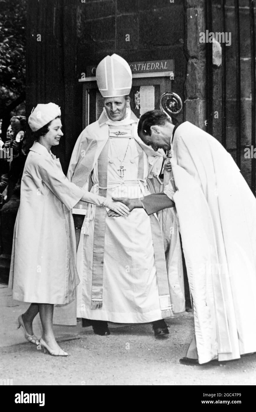 QUEEN ELIZABETH II IN DER COVENTRY CATHEDRAL WARWICKSHIRE ; 25. MAI 1962 Stockfoto