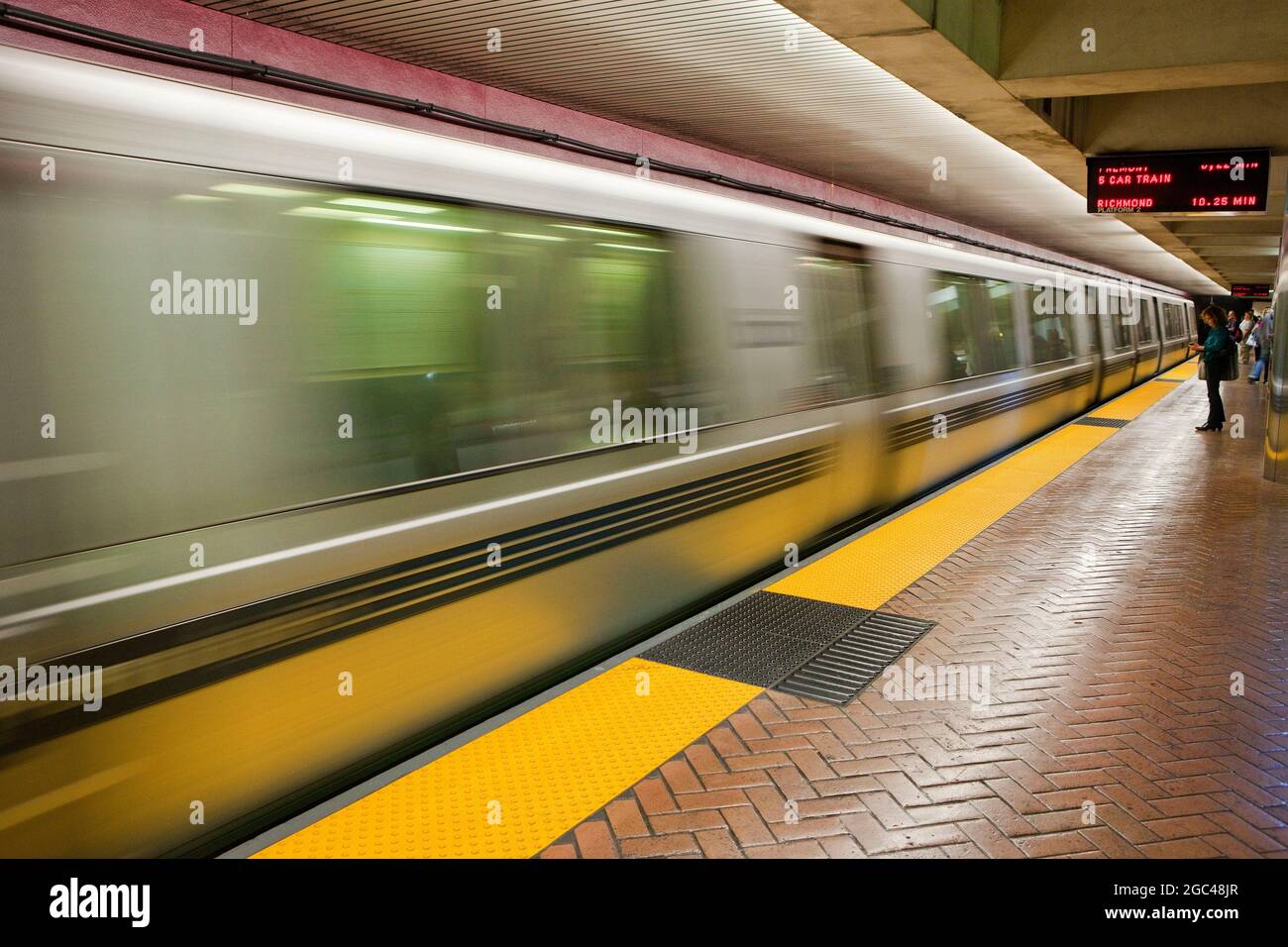 BART-Zug fährt vom Bahnhof San Francisco CA ab Stockfoto