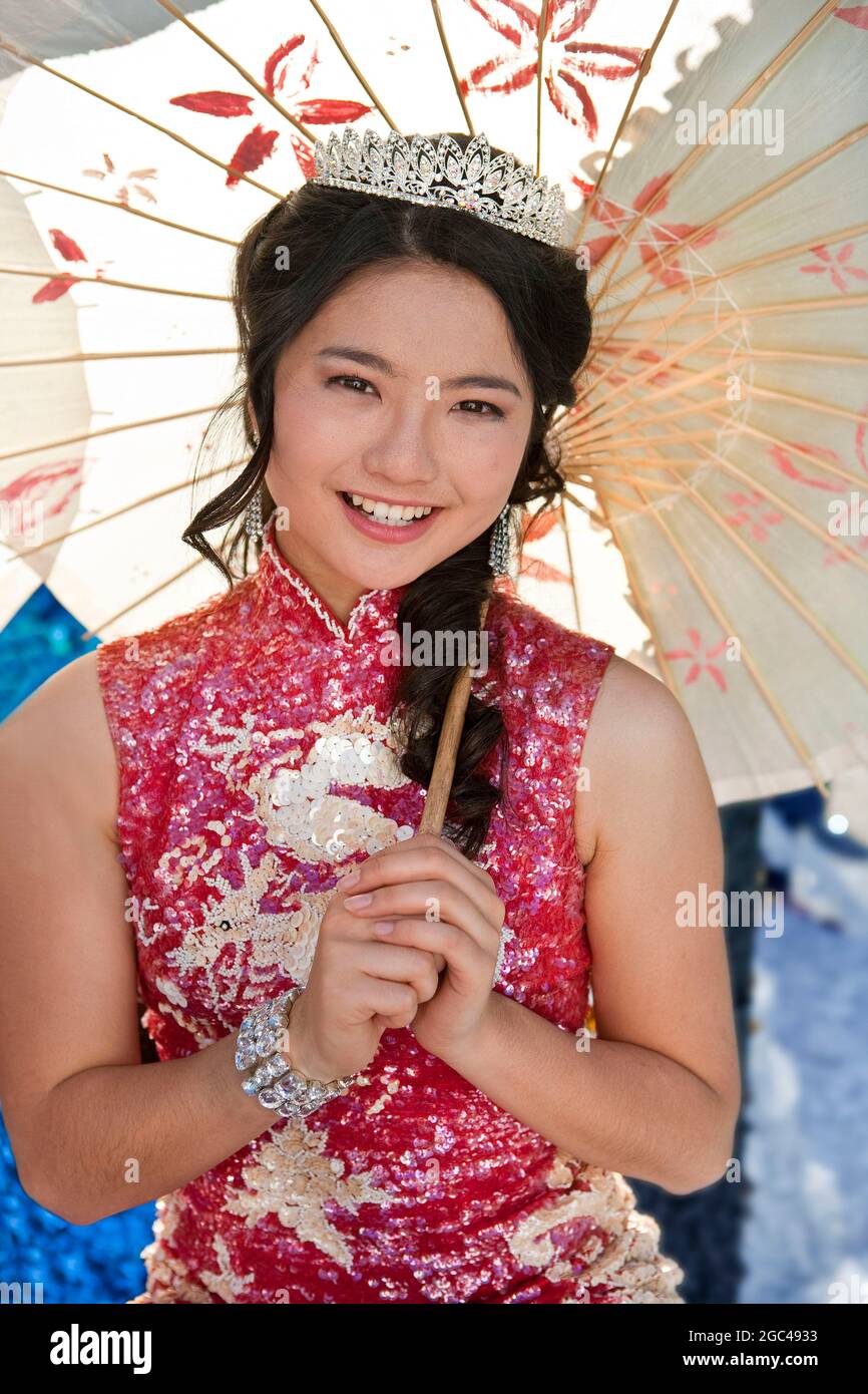 Junge Frau als Schönheitskönigin bei der chinesischen Neujahrsparade in Los Angeles Stockfoto