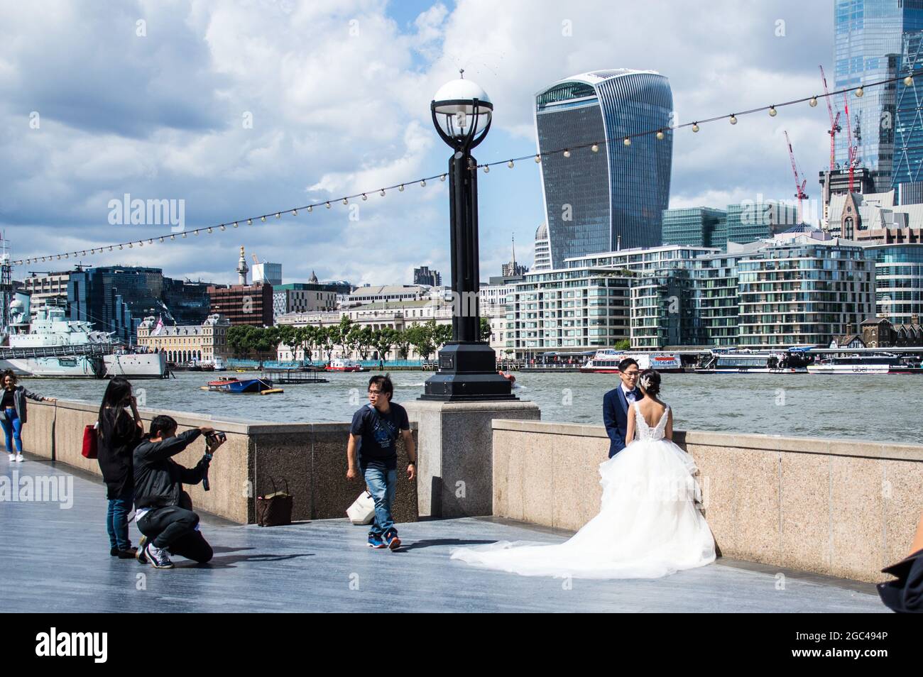 Hochzeitsfotoshooting in der Londoner Stadt am Südufer des Flussufers Stockfoto