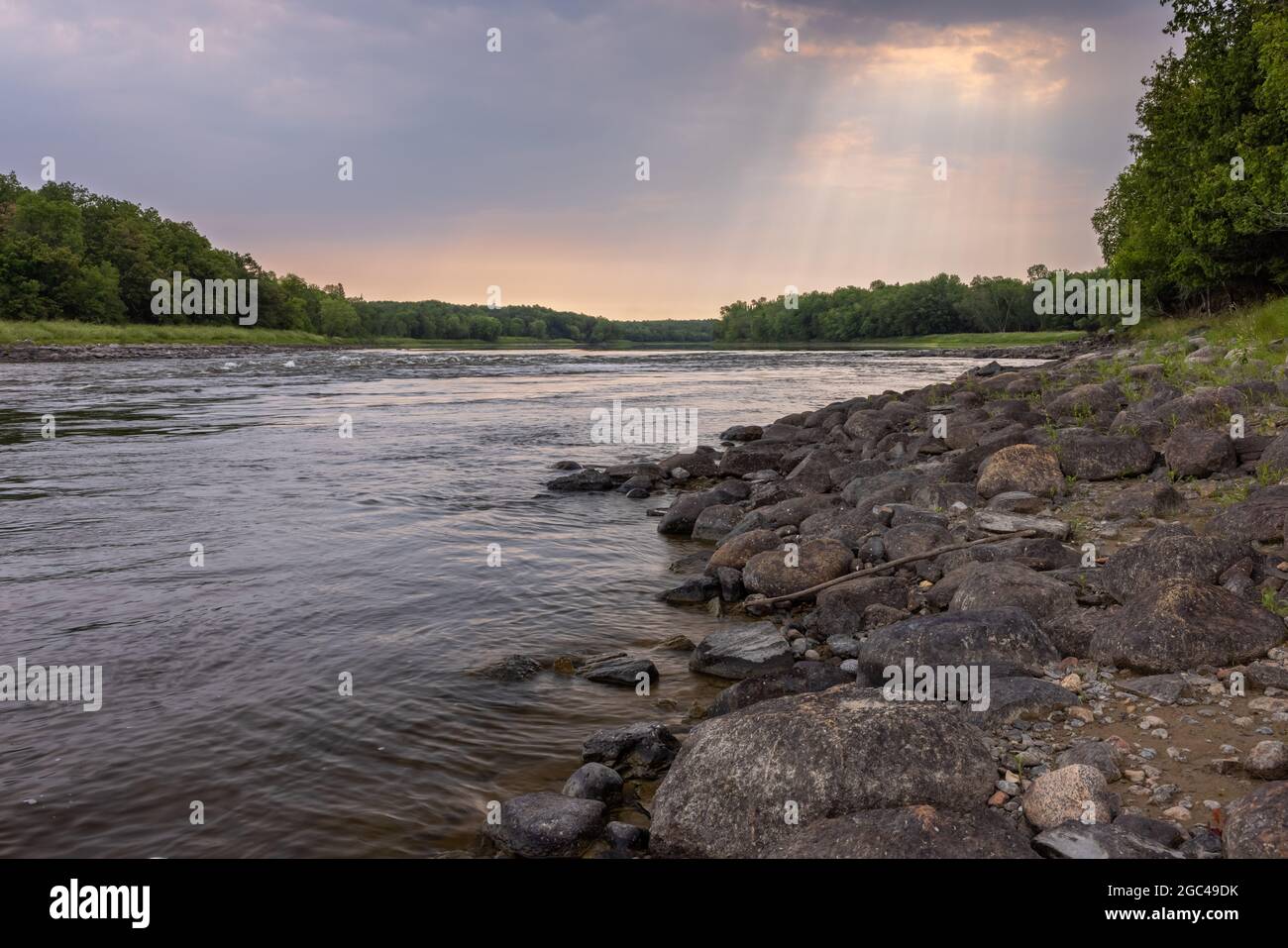 Ein malerischer Fluss an der Grenze der Vereinigten Staaten und Kanadas. Stockfoto