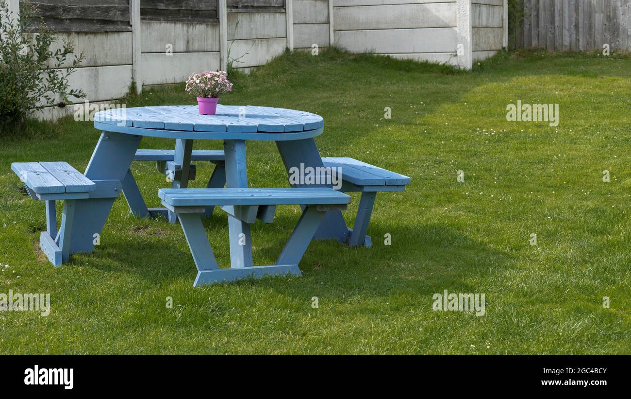 Blau bemalter Tisch in einem Garten Stockfoto