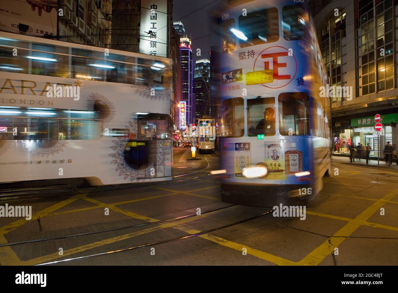 Unschärfe von Doppeldecker-Straßenbahnen am Abend, Hong Kong Island, China Stockfoto