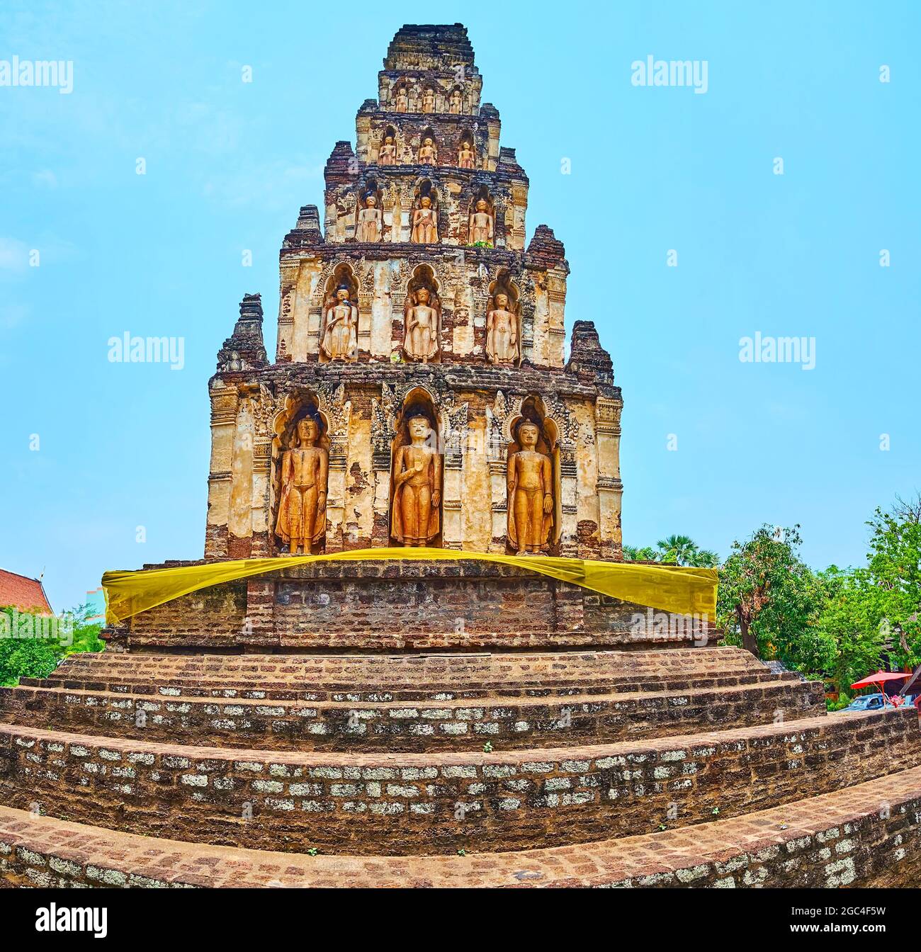 Die Ruinen von Suwan Chedi Jungkote (Kukut Chedi, Suwan Chang Kot) mit Skulpturen von Lord Buddha in Nischen, Wat Chammathewi, Lamphun, Thailand Stockfoto