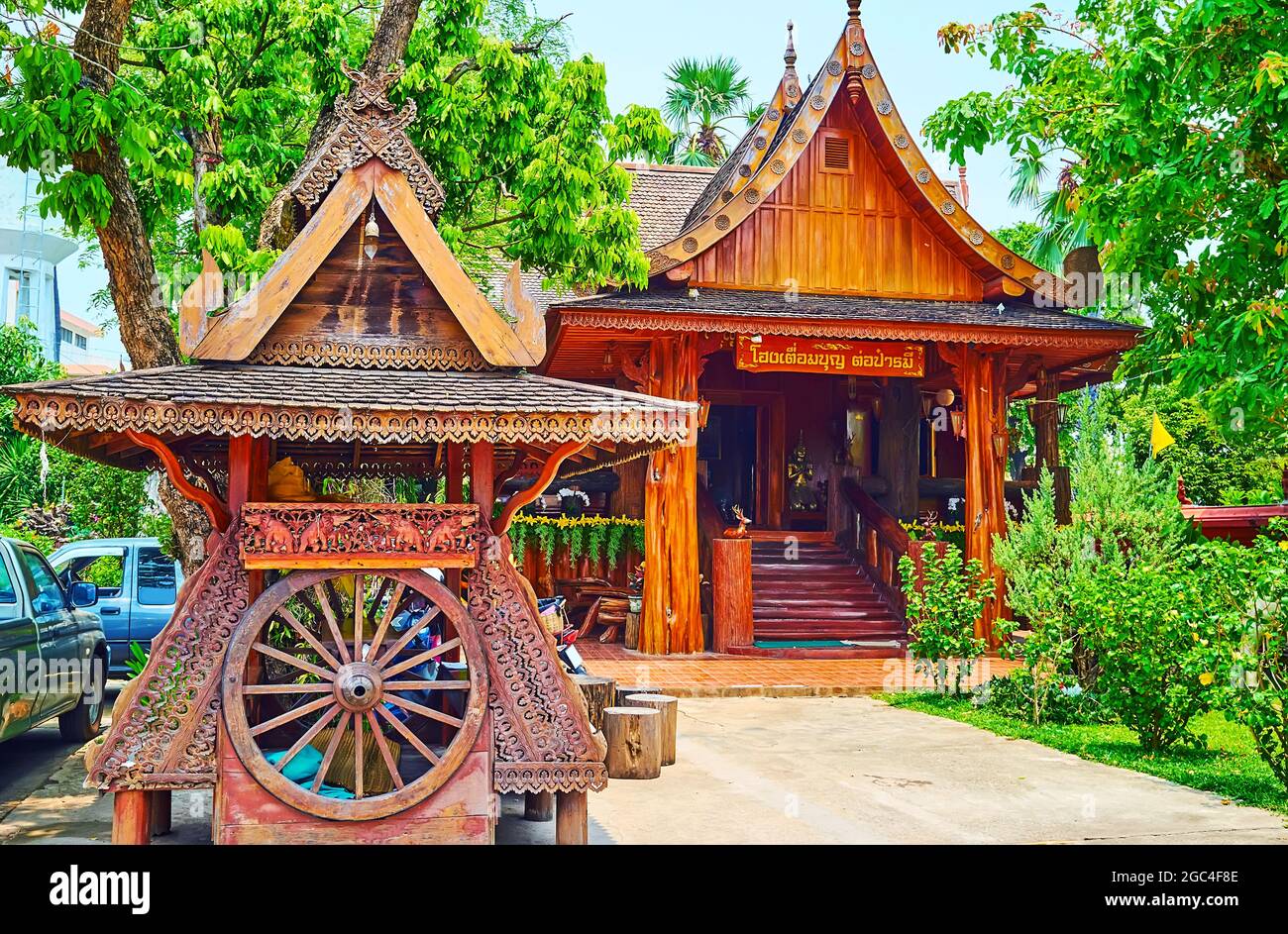 Der malerische Holzschrein, geschmückt mit geschnitzten Details, befindet sich im Wat Chammathewi Tempel, Lamphun, Thailand Stockfoto