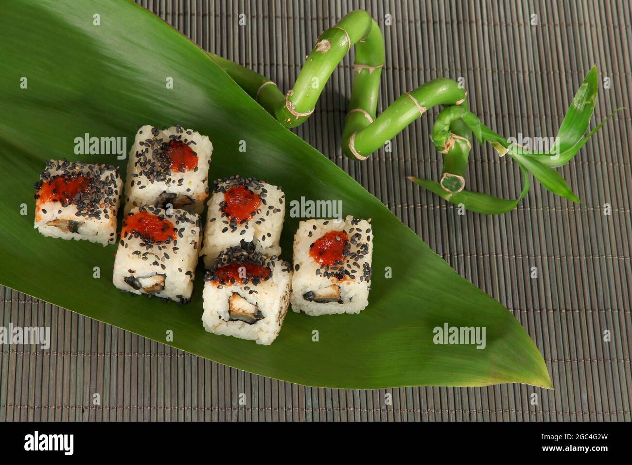 Tasty Maki Sushi - Rollen Sie auf grünen Blatt auf Matte Stockfotografie -  Alamy