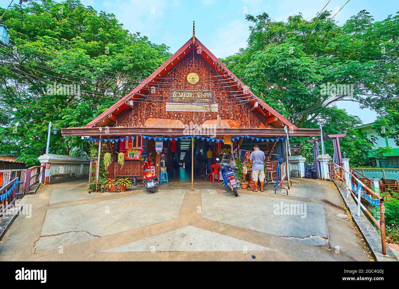 LAMHPUN, THAILAND - 8. MAI 2019: Kua Mung Tha Sing Einkaufsbrücke (Markt), oberhalb des Kuang Flusses, am 8. Mai in Lamphun Stockfoto