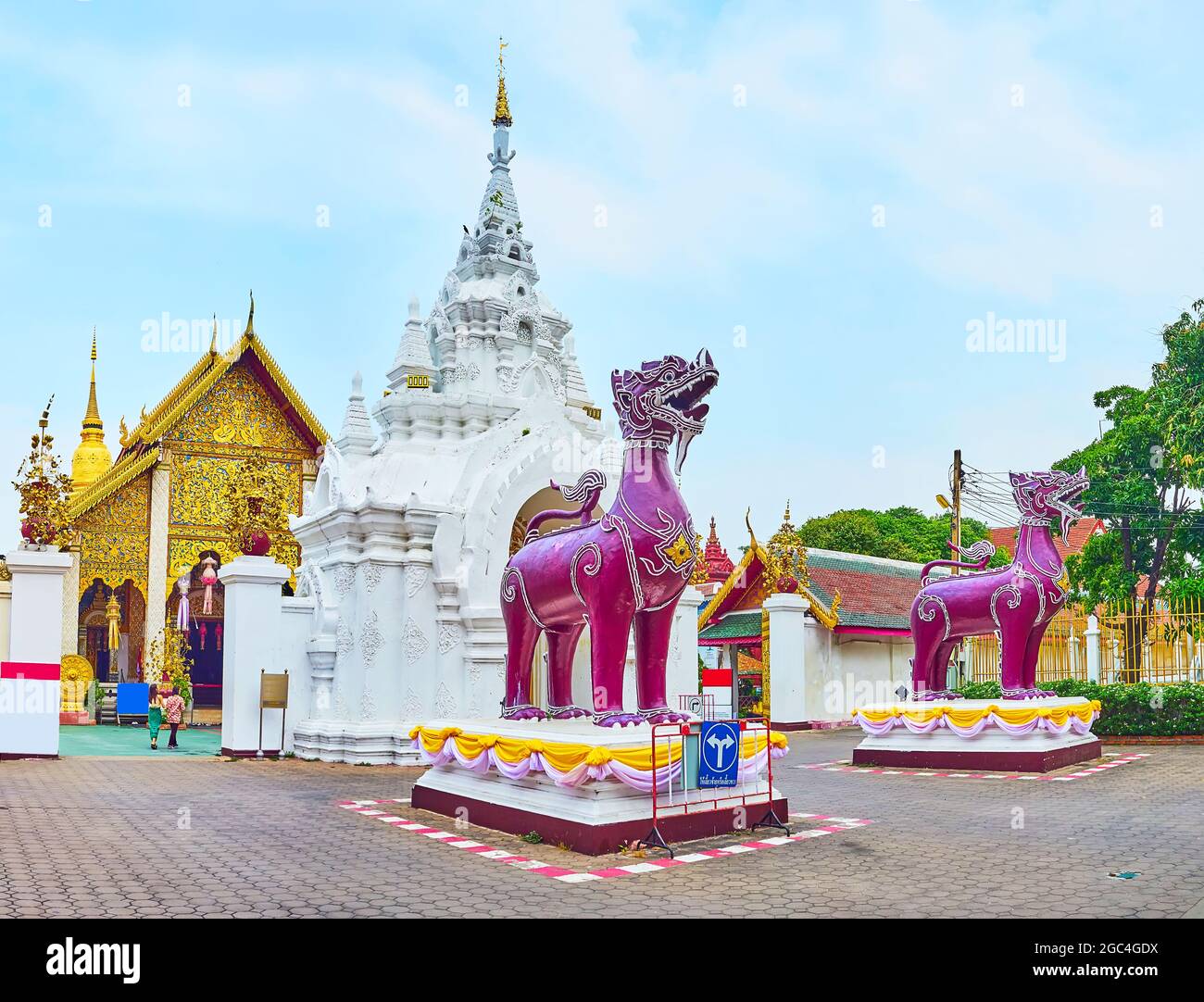 Die Skulpturen von purpurnen Singha Löwen vor dem historischen Wat Phra That Hariphunchai Tempel, Lamphun, Thailand Stockfoto