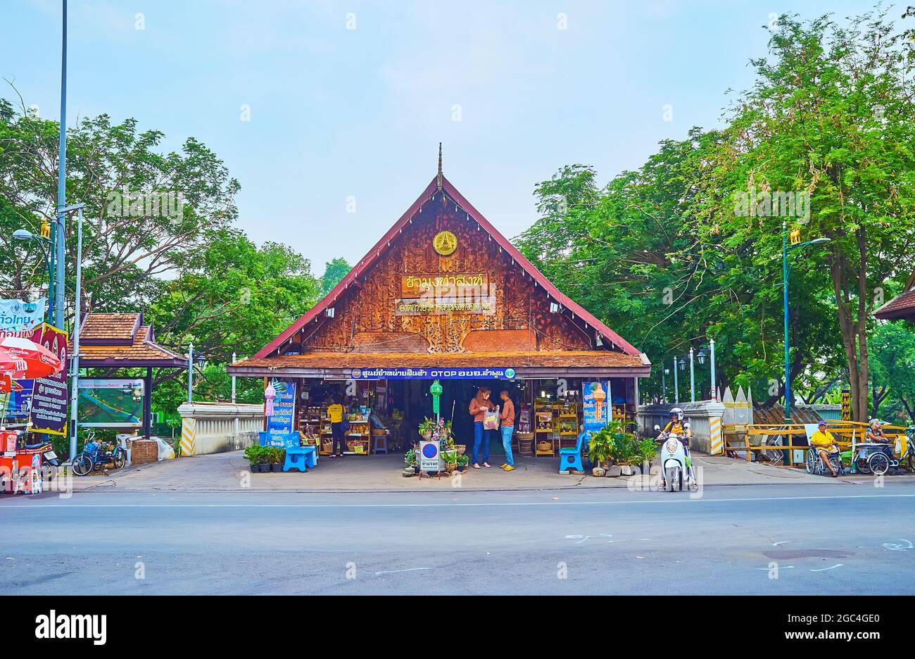 LAMHPUN, THAILAND - 8. MAI 2019: Die Fassade des historischen Kua Mung Tha Sing Marktes, in einem Pvilion, auf der Brücke über den Fluss Kuang, auf Stockfoto