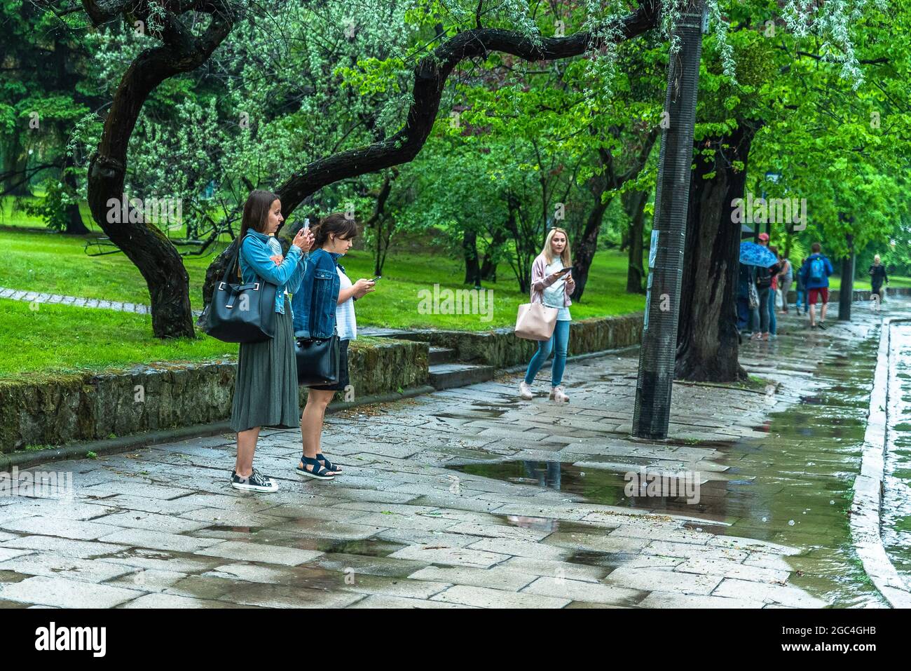 Starker Regen und Gewitter lassen einige Straßen unter Wasser in der Stadt Danzig, Polen Stockfoto