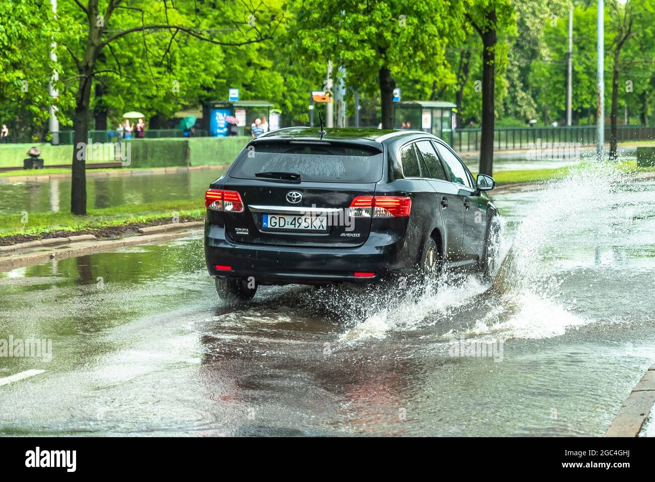 Starker Regen und Gewitter lassen einige Straßen unter Wasser in der Stadt Danzig, Polen Stockfoto