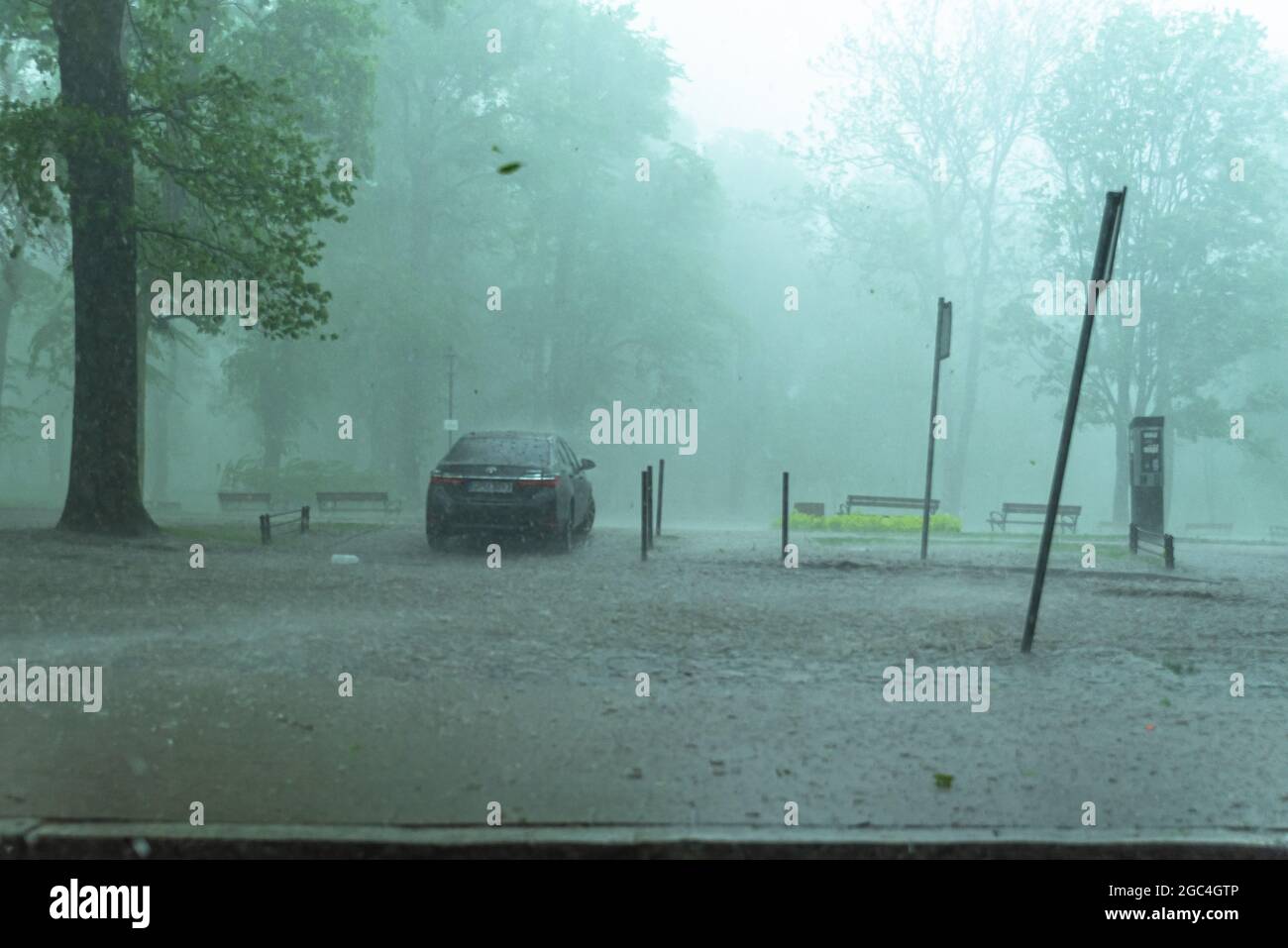 Starker Regen und Gewitter lassen einige Straßen unter Wasser in der Stadt Danzig, Polen Stockfoto