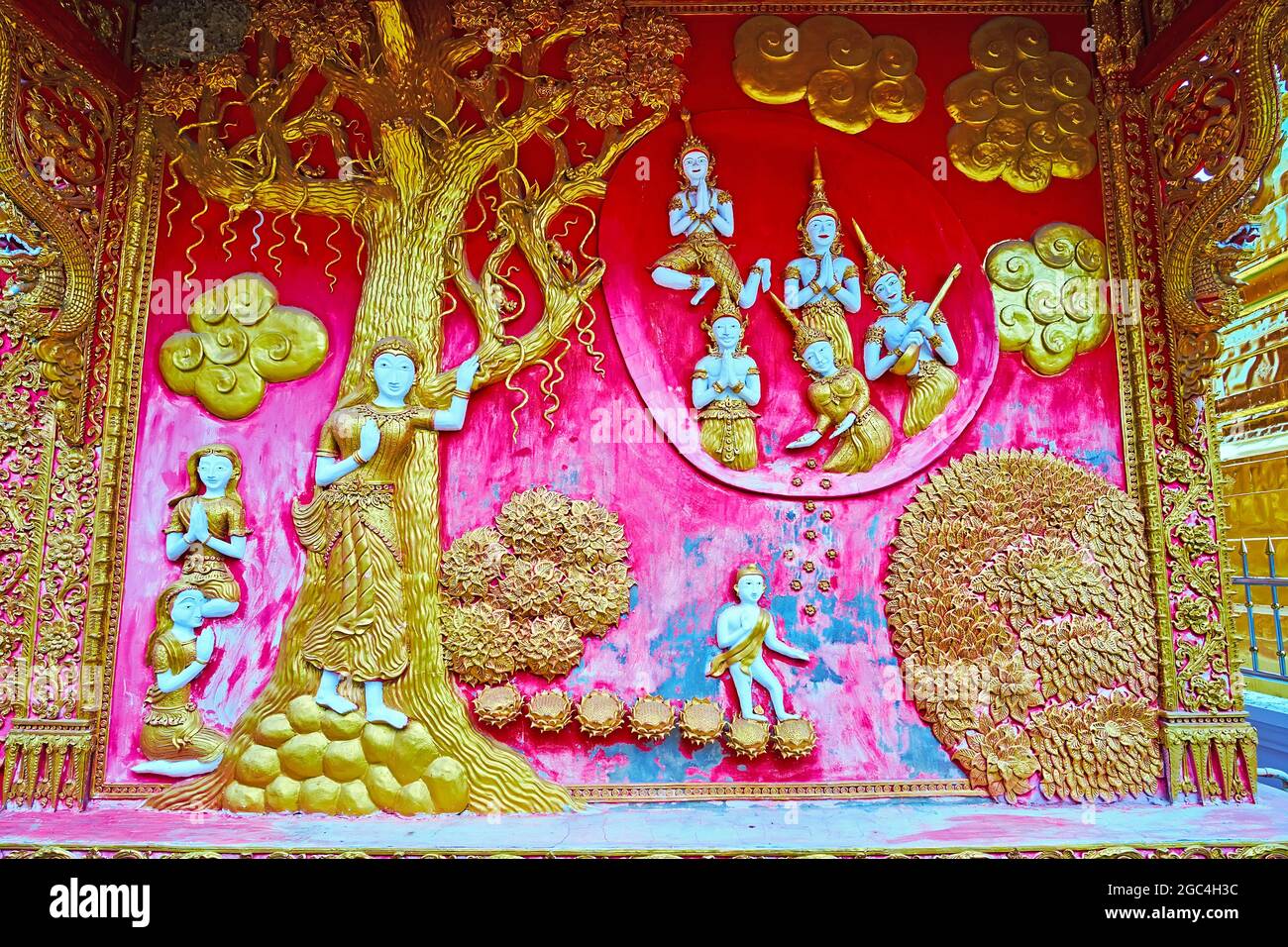 Die Seitenwand des Wat Phrao (Wat Lum) Viharn ist mit vergoldeten Wandskulpturen geschmückt, Wat Phra That Lampang Luang, Lampang, Thailand Stockfoto