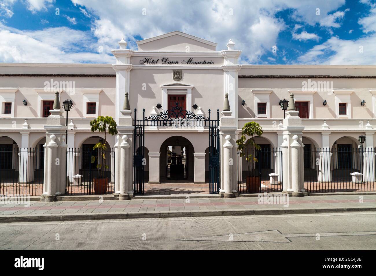 POPAYAN, KOLUMBIEN - 10. SEPTEMBER 2015: Eingang zum Hotel dann Monasterio in der Kolonialstadt Popayan, Kolumbien Stockfoto