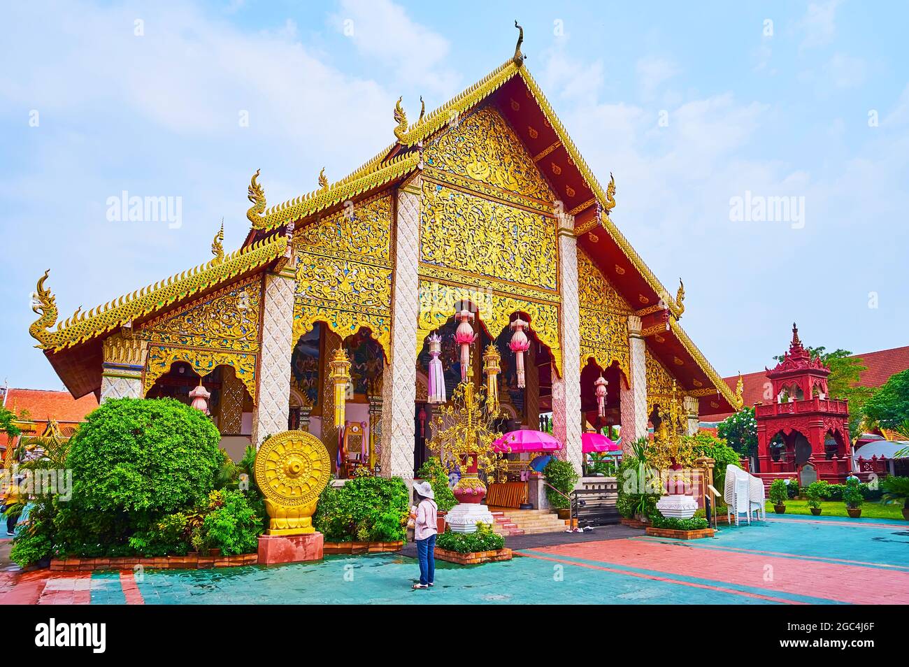 Die hervorragenden goldenen Dekorationen des Viharn Luang Og Wat Phra That Hariphunchai Temple, Lamphun, Thailand Stockfoto