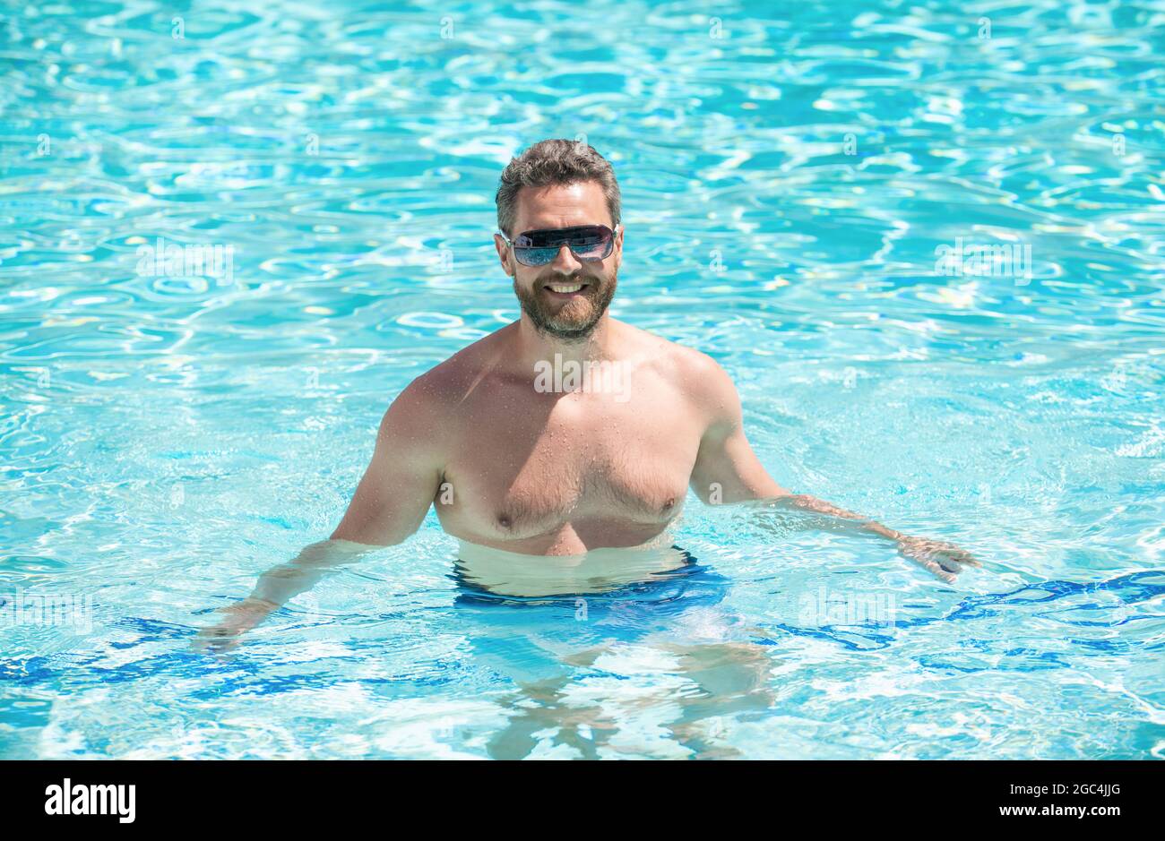 Sommerstimmung Konzept. Sommerurlaub. Kerl trägt Gläser im Wasser. Stockfoto