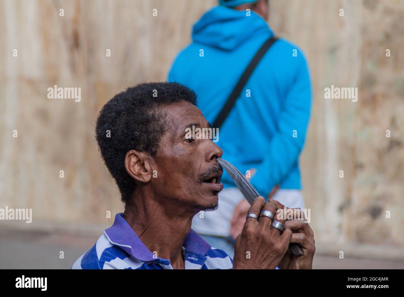 BOGOTA, KOLUMBIEN - 24. SEPTEMBER 2015: Straßenkünstler mit Messern in der Innenstadt von Bogota. Stockfoto