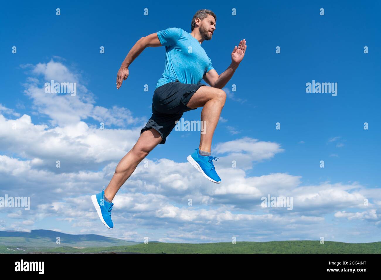 Sportler laufen schnell, um zu gewinnen. Mann Workout-Aktivität. Fitness Kerl tragen Sportbekleidung. Stockfoto