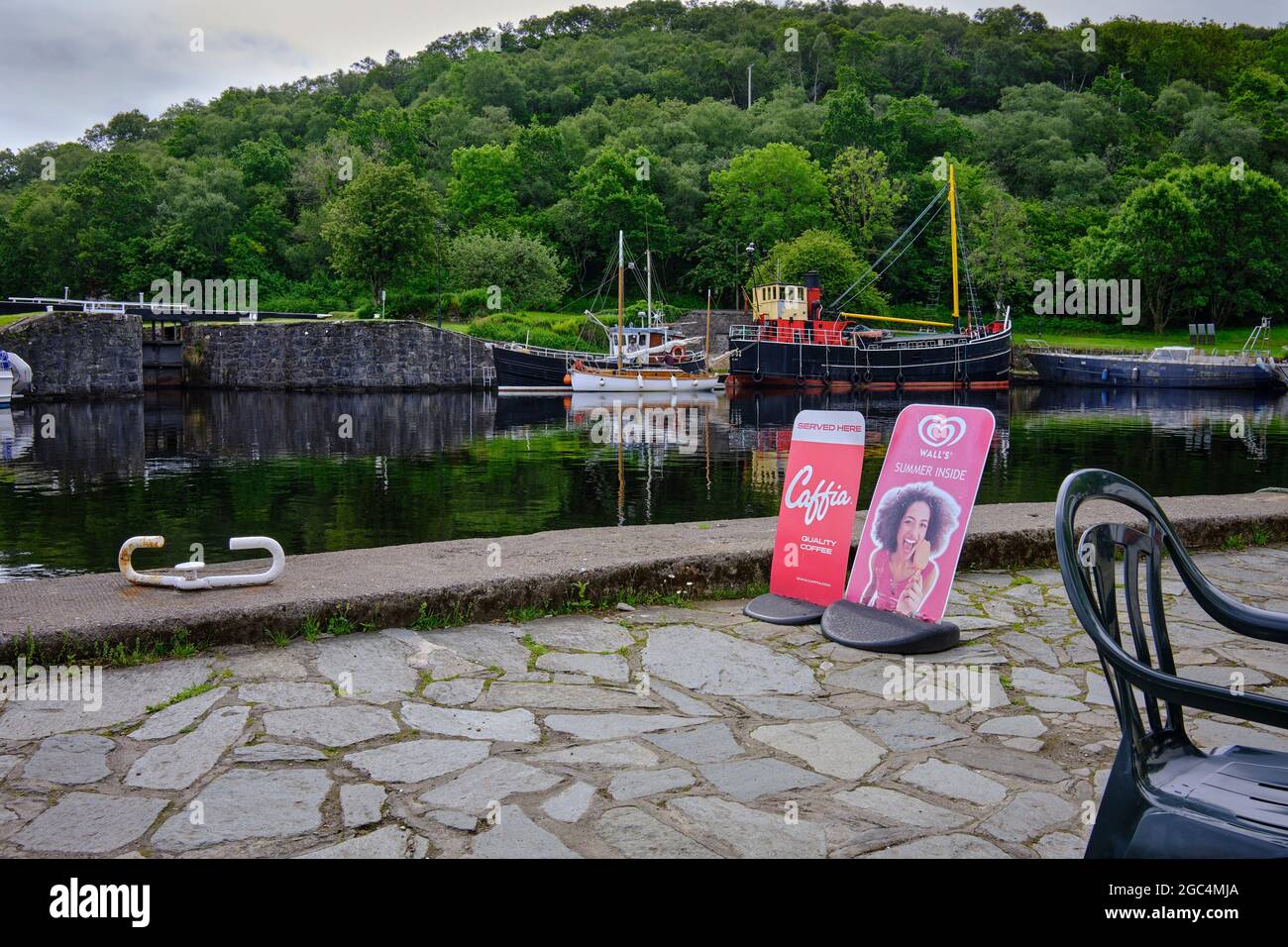 Vertäute Schiffe in der Schleuse von Crinan vom Café aus Stockfoto