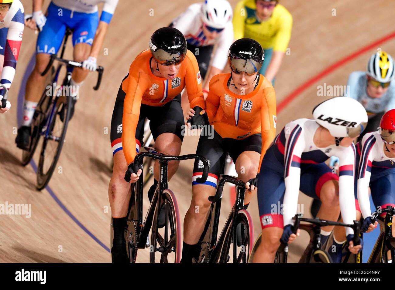Shizuoka, Japan. August 2021. Kirsten Wild (NED), Amy Pieters (NED) Radfahren: Madison Finale der Frauen während der Olympischen Spiele 2020 in Tokio auf dem Izu Velodrome in Shizuoka, Japan. Quelle: Shutaro Mochizuki/AFLO/Alamy Live News Stockfoto