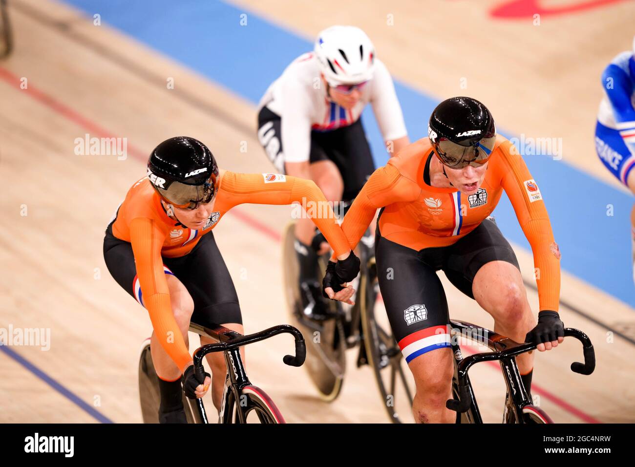 Shizuoka, Japan. August 2021. Kirsten Wild (NED), Amy Pieters (NED) Radfahren: Madison Finale der Frauen während der Olympischen Spiele 2020 in Tokio auf dem Izu Velodrome in Shizuoka, Japan. Quelle: Shutaro Mochizuki/AFLO/Alamy Live News Stockfoto