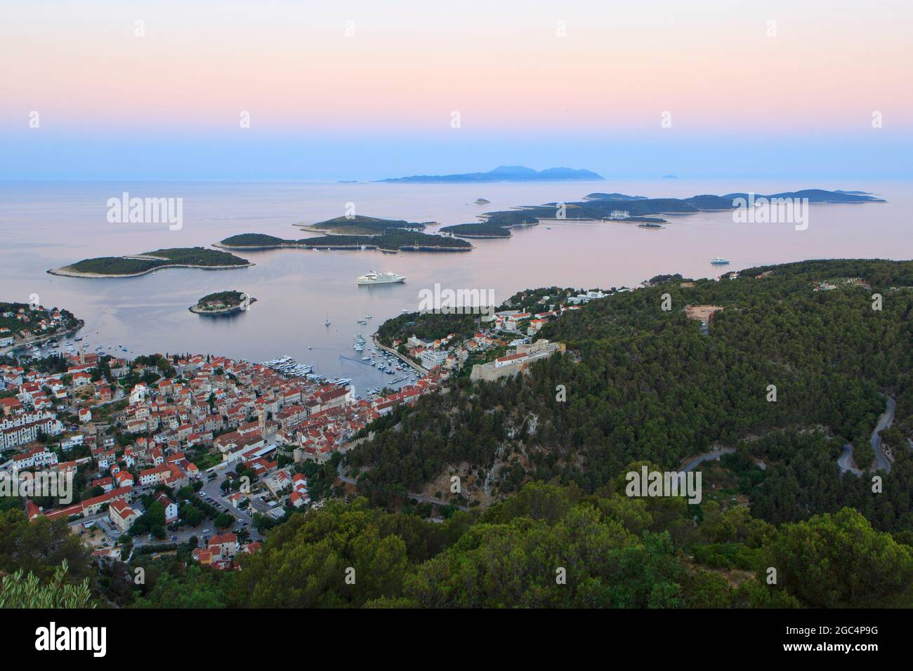 Panoramablick bei Sonnenaufgang über Hvar und die Paklinski Inseln von Fort Napoleon in Hvar (Gespanschaft Split), Kroatien Stockfoto