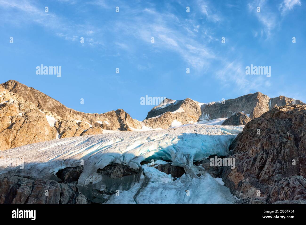 Blick auf den lebhaften, farbenfrohen Glacier Lake in den Rocky Mountains Stockfoto