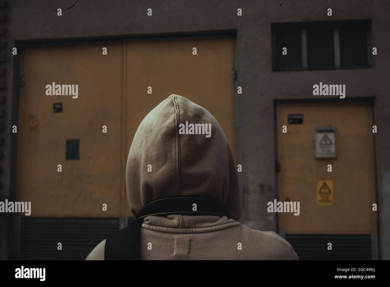 Filmische Aufnahme eines Abenteurers, der tief über sein Leben und seinen aktuellen Ort nachdenkt. Stockfoto