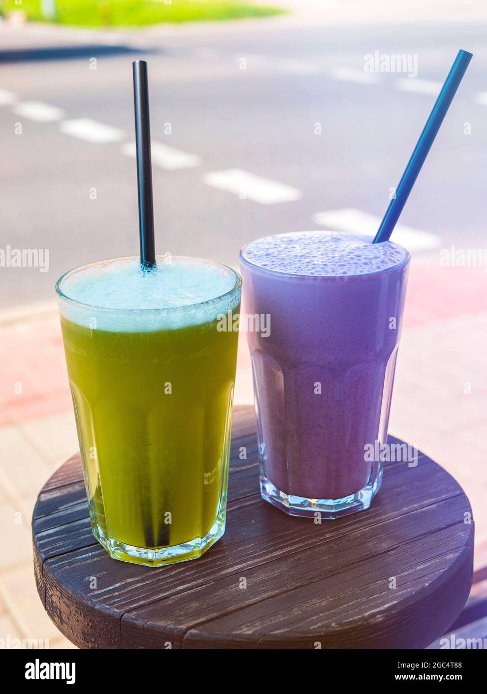 Blaubeercocktail und Obstlimonade vor der Tür. Erfrischende Getränke im Café im Freien Stockfoto