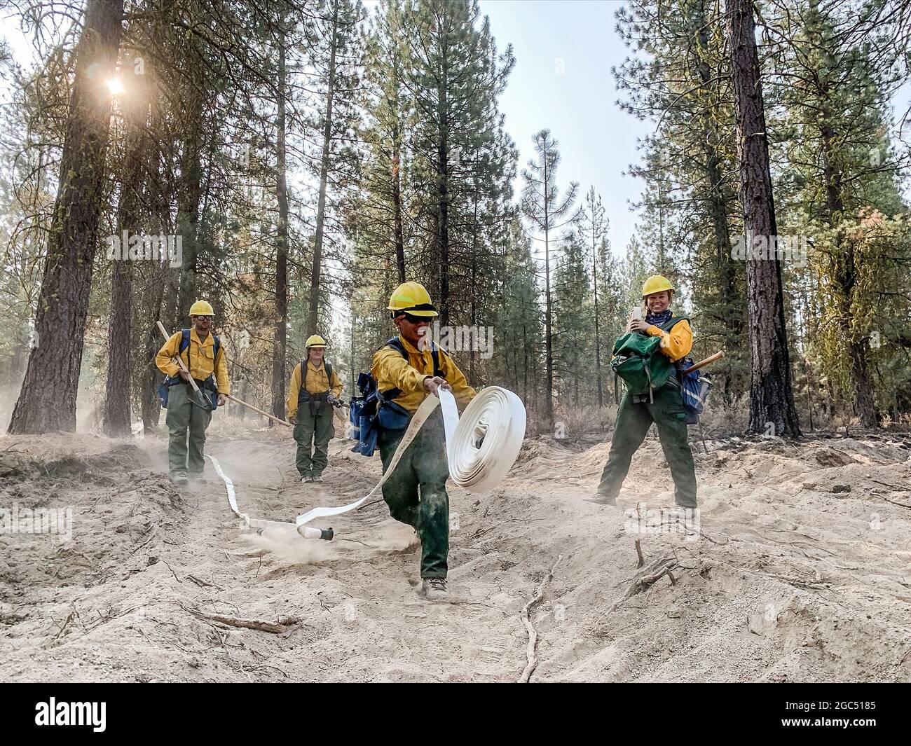 Oregon Army National Guard Soldier Pfc. Iverson Halles wirft eine 100 Meter lange Rolle eines Löschschlauchs aus, um eine mehr als eine Meile lange Wasserversorgung zu vervollständigen. Die Linie wird verwendet, um abgelegene Bereiche der zwei vier zwei Brände in der Nähe von Chiloquin, Oregon, mit Wasser zu versorgen, um den Wischbetrieb im September 18 zu unterstützen. Rund 1000 Mitglieder der Oregon Guard unterstützen die Brandbekämpfung sowohl mit der Luft- als auch mit der Bodenbesatzung, zusätzlich unterstützen sie die County Liaison Teams und die Oregon State Police sowohl mit Verkehrskontrollpunkten als auch mit Such- und Rettungseinsätzen für Todesopfer. Stockfoto