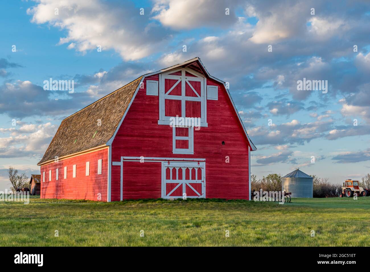 Vintage rote Scheune in einem Bauernhof auf den Prärien in Saskatchewan Stockfoto