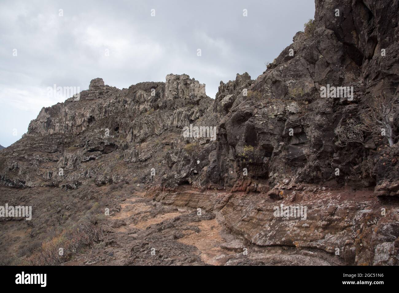 Lomo del Azodoe ist ein Bergrücken mit steilen Vulkanhängen im Süden von La Gomera auf der Kanarischen Insel. Stockfoto