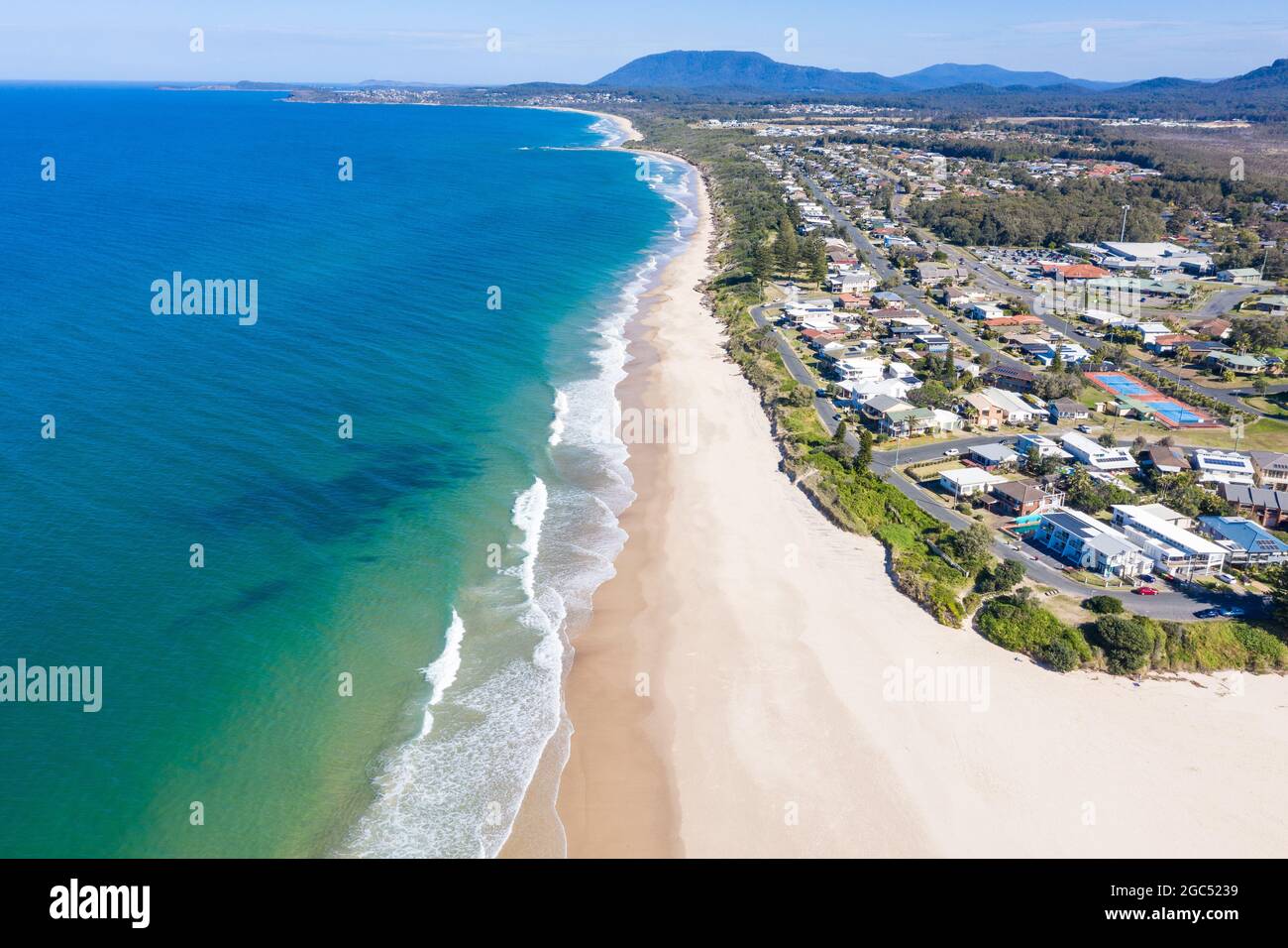 Luftaufnahme von Lake Cathie Beach an der Mid-North Coast von NSW mit Blick nach Süden in Richtung North Haven Stockfoto