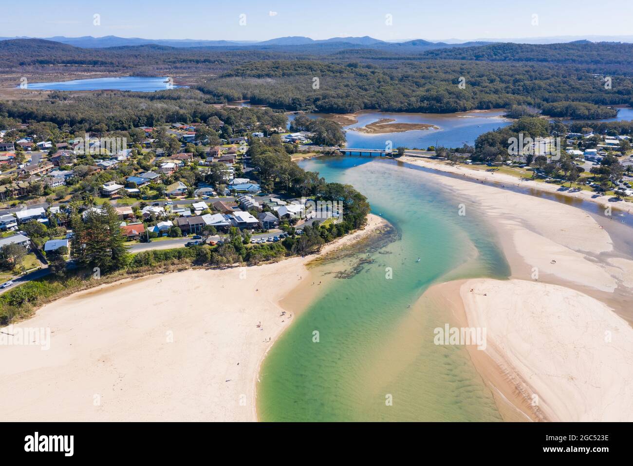 Luftaufnahme des Lake Cathie an der mittleren Nordküste von New South Wales. Dies ist ein beliebtes Touristenziel und für Wechsler. Stockfoto
