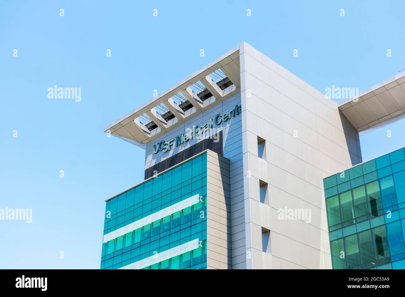 UCSF Medical Center Fassade und außen von Forschungs-und Lehrkrankenhaus - San Francisco, California, USA - 2021 Stockfoto